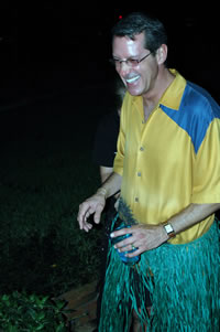 david_grass_skirt_01.jpg (33kb)