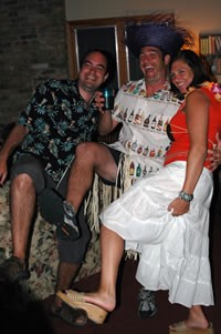 diego_ricky_and_kelly_shaking_a_leg_01.jpg (40kb)