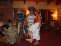 diego_ricky_and_kelly_shaking_a_leg_01.jpg (82kb)