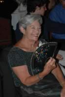 gloria_with_fan_01.jpg (43kb)